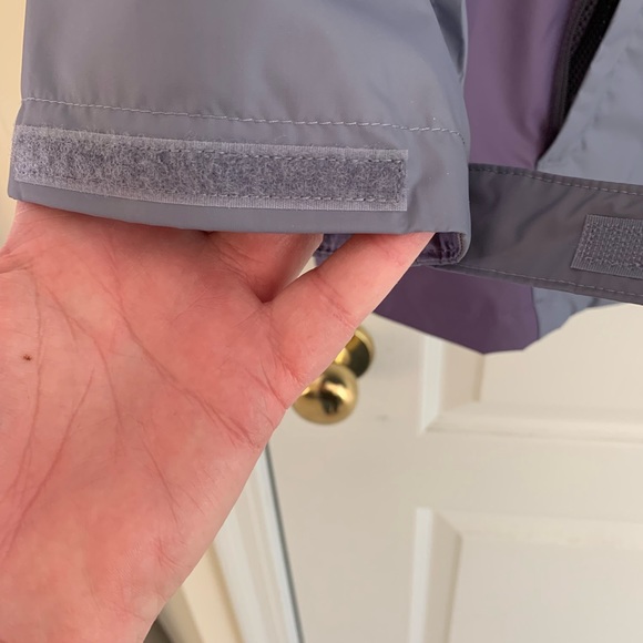 Columbia lightweight jacket or rain jacket. - Picture 5 of 11